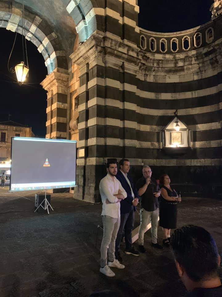 “La voce negli occhi”, grande partecipazione alla proiezione in piazza Palestro. Pietro Crisafulli (A.I.F.V.S.): “Sono commosso, grazie a tutti”