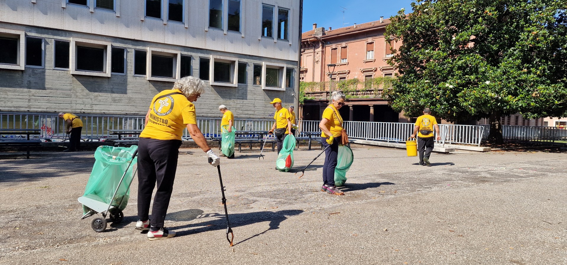 Verona, secondo intervento di riordino ai giardini Josemaría Escrivá de Balaguer da parte del gruppo dei Volontari di Scientology