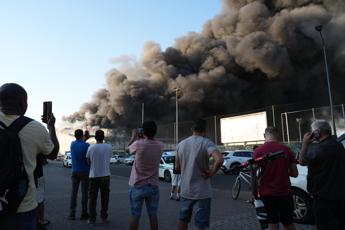 Milano, incendio in un capannone Bartolini e esplodono camion: città ‘avvolta’ dal fumo