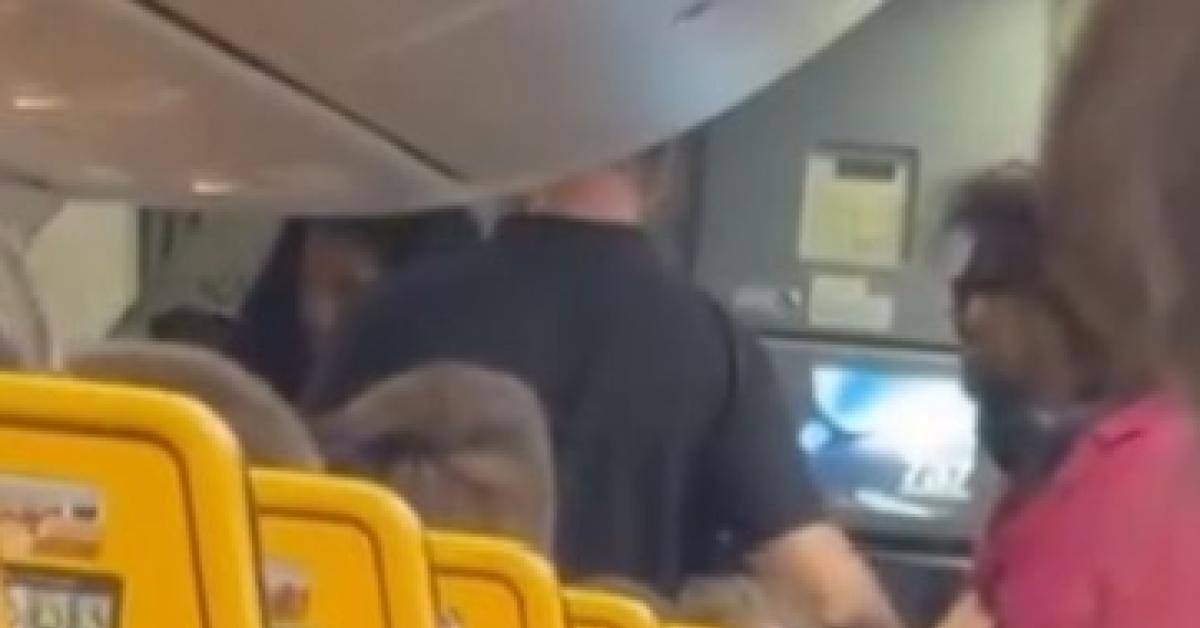 Francesco Renga fatto scendere da volo Ryanair Brindisi-Orio al Serio dopo lite con l'equipaggio, intervenuta la sicurezza - VIDEO