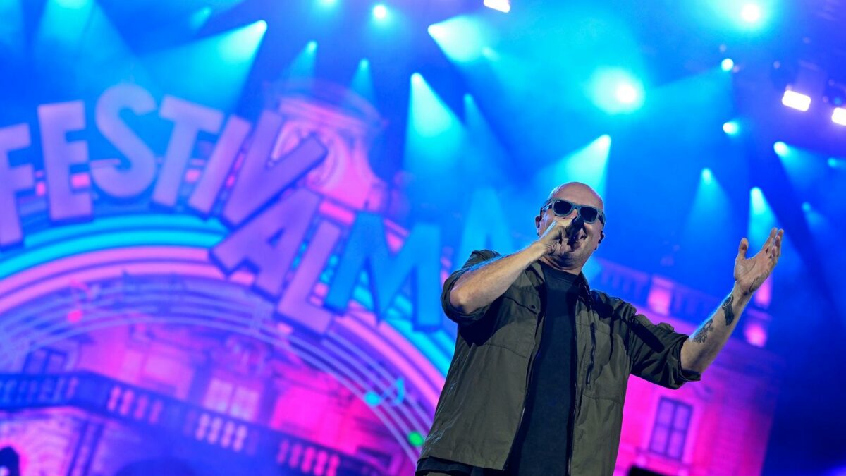 Ho appreso dell’incidente, sono molto dispiaciuto. Sono vicino ai suoi cari: la preghiera di Max Pezzali per la fan schiacciata tra due autobus dopo il concerto