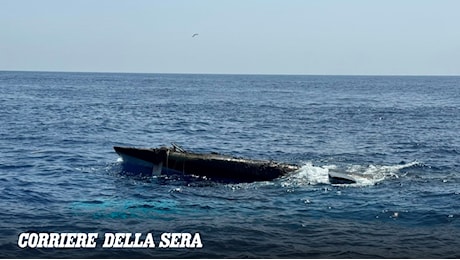Catamarano in fiamme al largo di Tor San Lorenzo, due feriti gravi salvati in extremis dall’elicottero dei vigili del fuoco