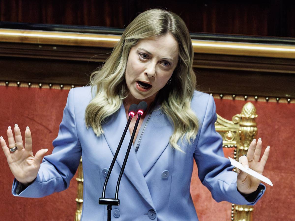 Meloni affonda su Vannacci: così fai il gioco di Schlein e Conte. Il test e il cambio di strategia