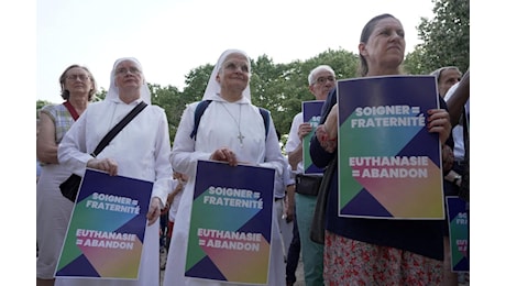 La Francia dice sì all'aiuto a morire: il Parlamento approva la legge, ma i vescovi e i movimenti per la vita non si arrendono