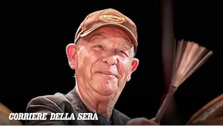 Busto Arsizio, muore sul palco il batterista Gianni Cazzola. Tra i rappresentanti della scena jazz più apprezzati, ha suonato con Billie Holiday e Chet Baker