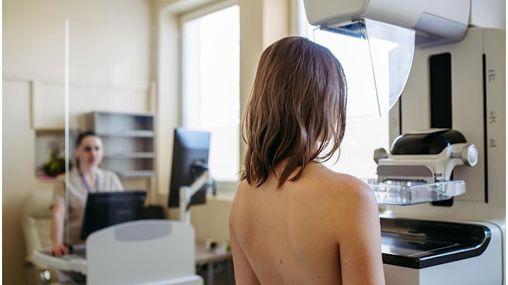 Tumore al seno: screening dai 45 anni in tutte le regioni. Lo chiedono (anche) i radiologi - la Repubblica
