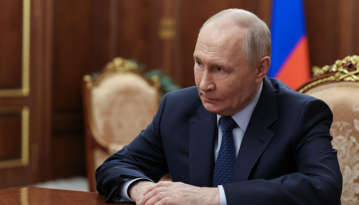 Raffineria russa colpita dai droni ucraini, la nuova strategia di Kiev che preoccupa Putin: gli obiettivi