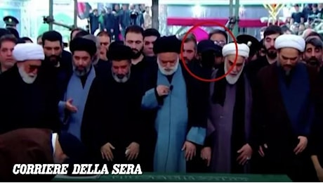 Iran, il giallo dei funerali di Khamenei: l’uomo mascherato è Mojtaba? La nuova Guida resta invisibile