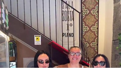 Arisa balla in pizzeria a Napoli con La Costiera Amalfitana