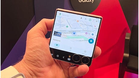 Samsung punge l'iPhone Duo con un nuovo spot: «Anni avanti»