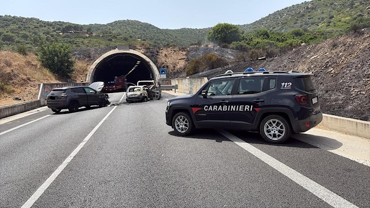 Inferno di fuoco a Solanas: un morto e 13 feriti nello schianto tra tre auto, la collina va in fiamme dopo l'incidente a un passo dalla galleria - Casteddu On line