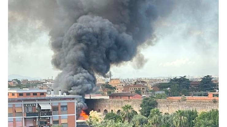 Maxi incendio a Roma Mandrione: fiamme in un vivaio, in azione anche gli elicotteri - Canale 10