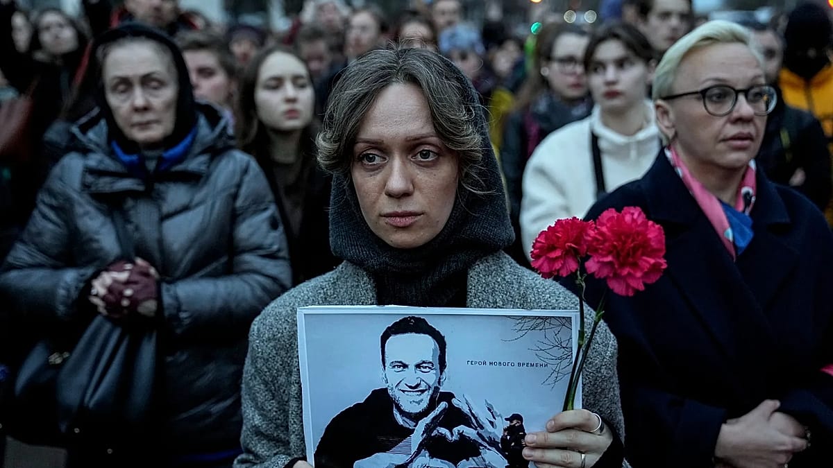 Assassinio Navalny, l'Ue sanziona sei scienziati: chi sono e il ruolo nelle armi chimiche russe