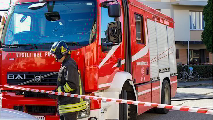 Allarme intossicazione in una scuola media di Milano: evacuate un centinaio di persone - Il Giorno