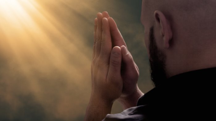 Di fronte alla malattia si resta in silenzio e si prega. Per tutti
