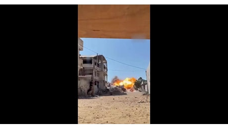 Gaza, raid con droni e bombardamenti Idf su tutta la Striscia, 8 morti tra Khan Younis e Gaza City - VIDEO