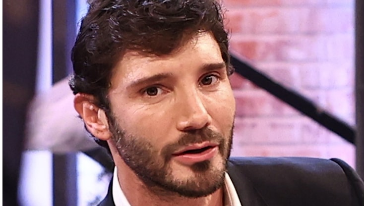 Affari Tuoi, Stefano De Martino ricorda Belen: “Bisogna fare come Angelica” - DiLei