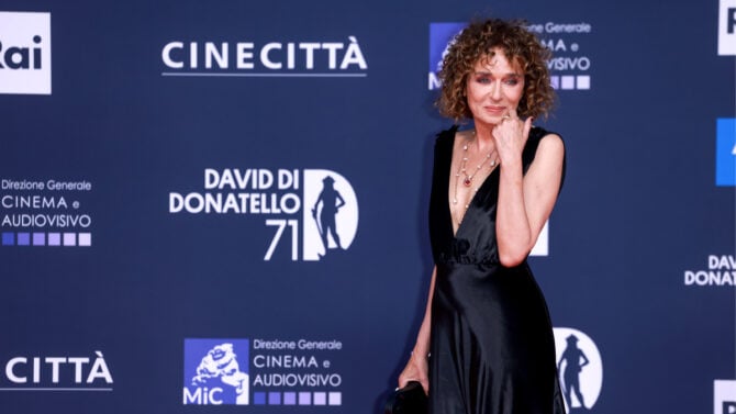 Donne over 60: 7 abiti chic come quello di Valeria Golino