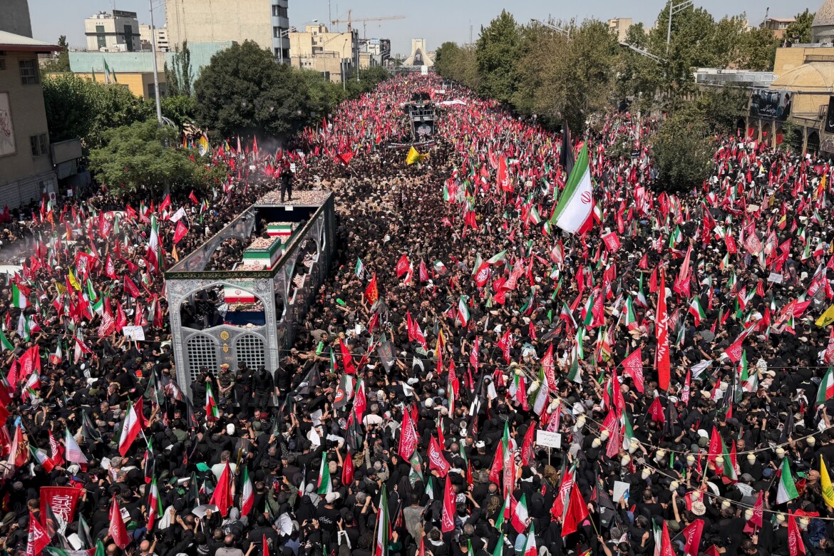 Il lungo funerale di Khamenei messa in scena del potere