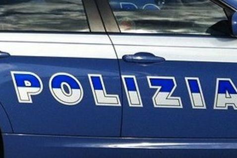 Tenta di strangolare la compagna: arrestato un 30enne