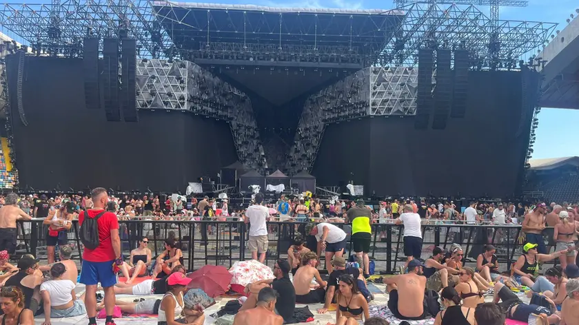 Sale l’attesa per Vasco, i fan all’interno dello stadio: «Il Kom è passione pura»