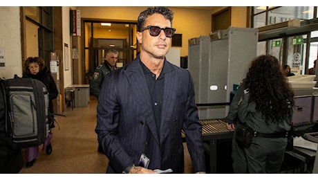 Fabrizio Corona fugge all'alt dei carabinieri a Milano: denunciato dopo un inseguimento di 700 metri