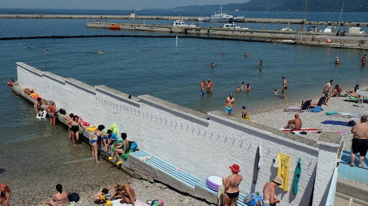 Trieste, coppia di turisti invade il lido Pedocin: “Il muro tra uomini e donne è da Medioevo” - la Repubblica