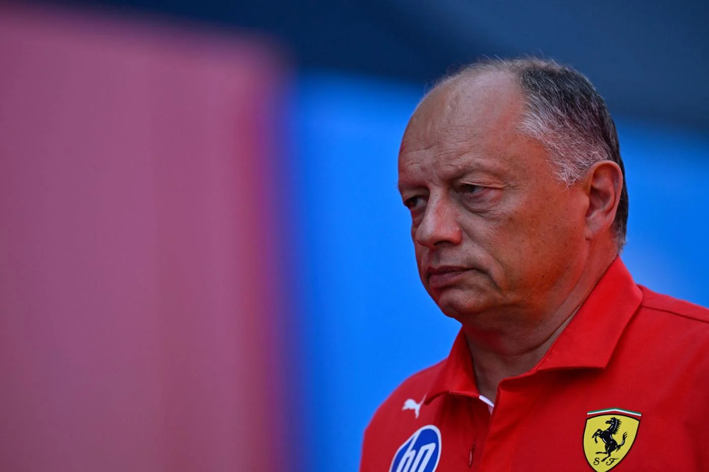 Vasseur e il tema sicurezza: “Prendere una pole con la gialla è strano. La monetina gira e cade spesso su Mercedes”