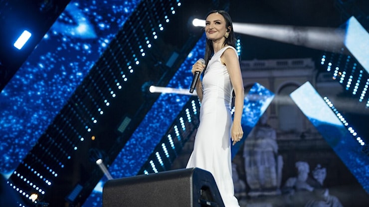 Stasera in tv debutta Tim Summer Hits, con Carlo Conti, Andrea Delogu e oltre 80 artisti - Amica.it