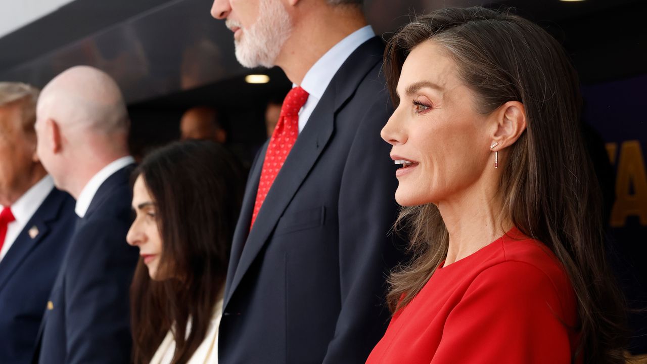 Letizia di Spagna alla cerimonia di chiusura dei Mondiali 2026 sceglie il rosso per sostenere la Nazionale (portandole fortuna)