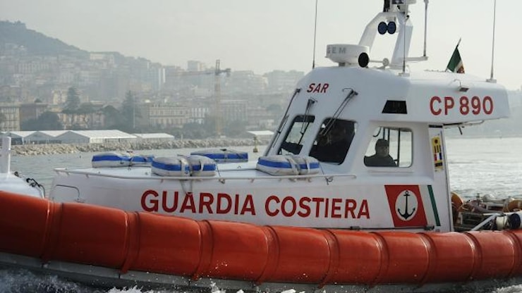 Costiera amalfitana, addio al celibato da incubo: barca affonda al largo di Maiori. Sette persone salvate dalla Capitaneria - Corriere Salerno