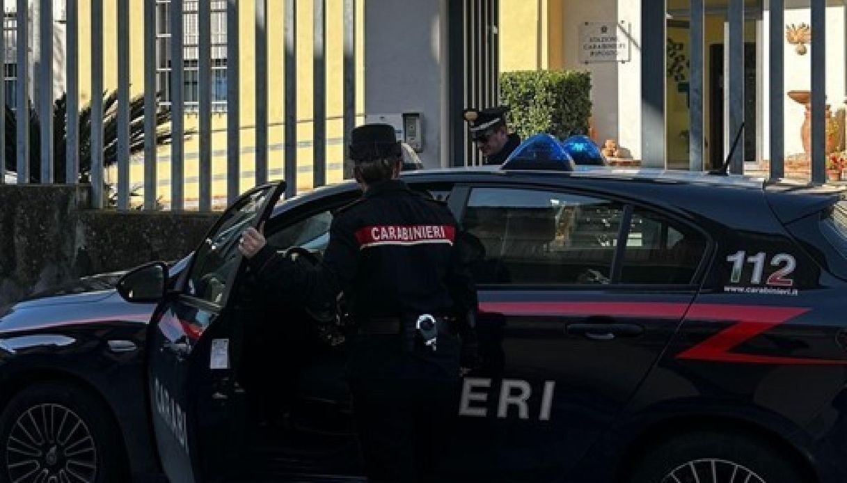 Lite tra fratelli a Riposto, lo insegue e lo uccide a colpi di mannaia sul lungomare: altri due feriti