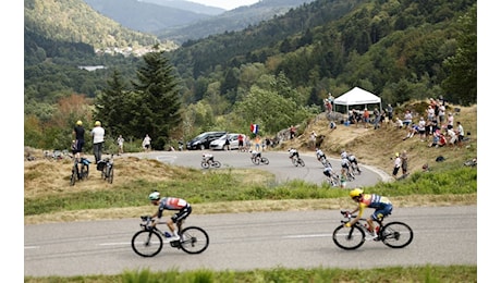 Evenepoel vince sul Plateau de Solaison, cade e si ritira Vingegaard