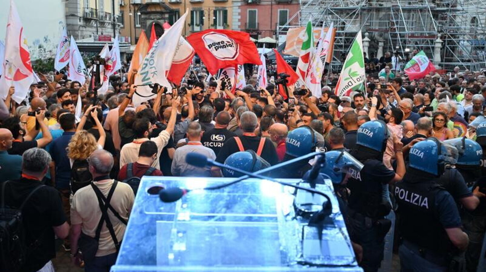 Le cose rosse. Sigle e volti di una sinistra che spaventa il campo largo