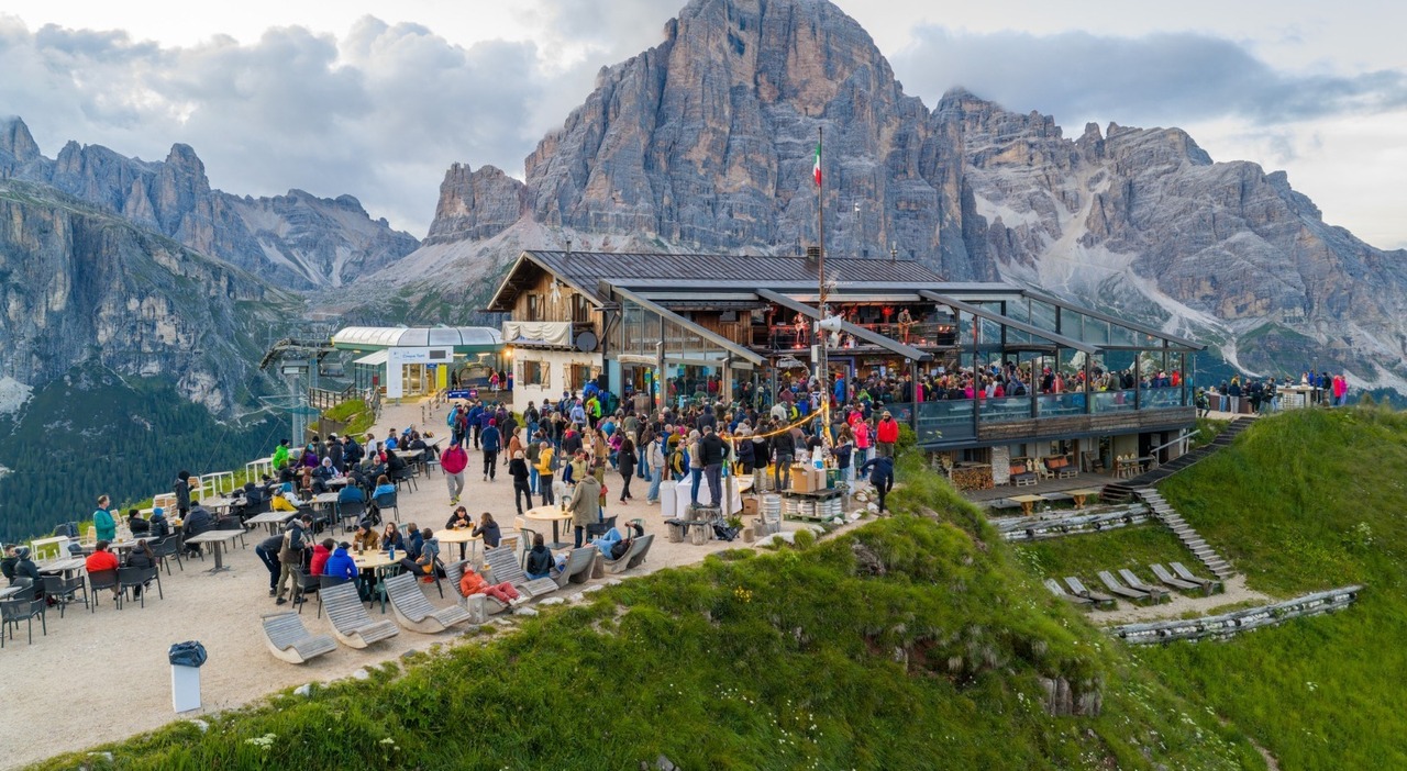 Turismo cafone a Cortina, agenti schierati sui sentieri: «Parte il progetto pilota per garantire sicurezza e tutela ambientale»