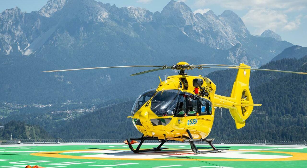 Turisti prendono il sole sulla piazzola del 118: l'elicottero del Suem impegnato in un soccorso non può atterrare: «Così si ostacola chi salva vite»