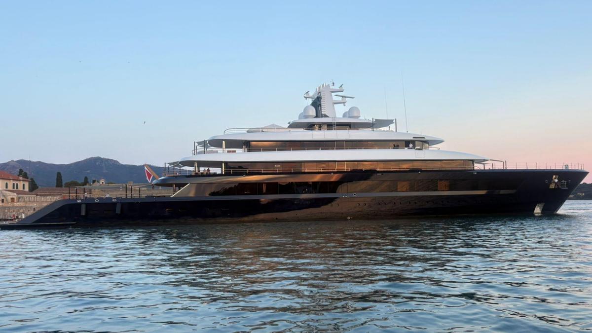 Più che uno yacht, una villa sul mare: i segreti di Drizzle, dal beach club (di 165 metri quadrati) alle terrazze laterali apribili