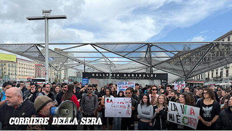 Napoli, corteo contro il carovita: manifestanti in marcia verso il Municipio