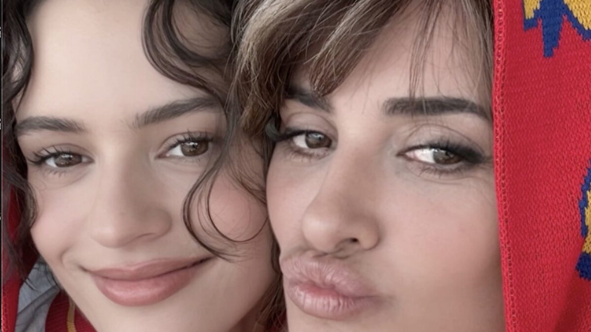 Rosalìa e Penelope Cruz pazze per la Spagna ai Mondiali: selfie e tifo sugli spalti