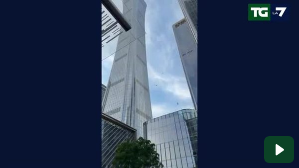 Un piccolo aereo si schianta contro il grattacielo più alto di Pechino: pioggia di detriti (VIDEO)