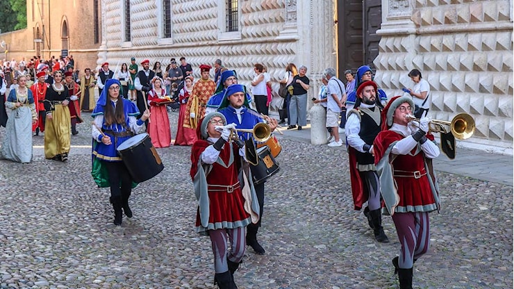 Bandiere e musica: via alle corse. Putti, Santo Spirito al fotofinish. Putte, lo sprint di San Giovanni - Il Resto del Carlino