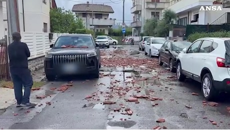Maltempo in Toscana, tetti scoperchiati e scuole chiuse: i danni
