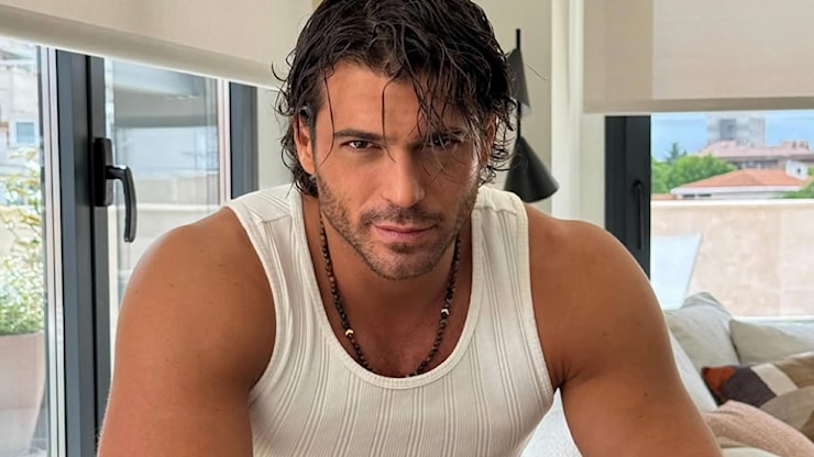 Can Yaman mostra la sua collezione di spille e occhiali da sole: che stile - ComingSoon.it