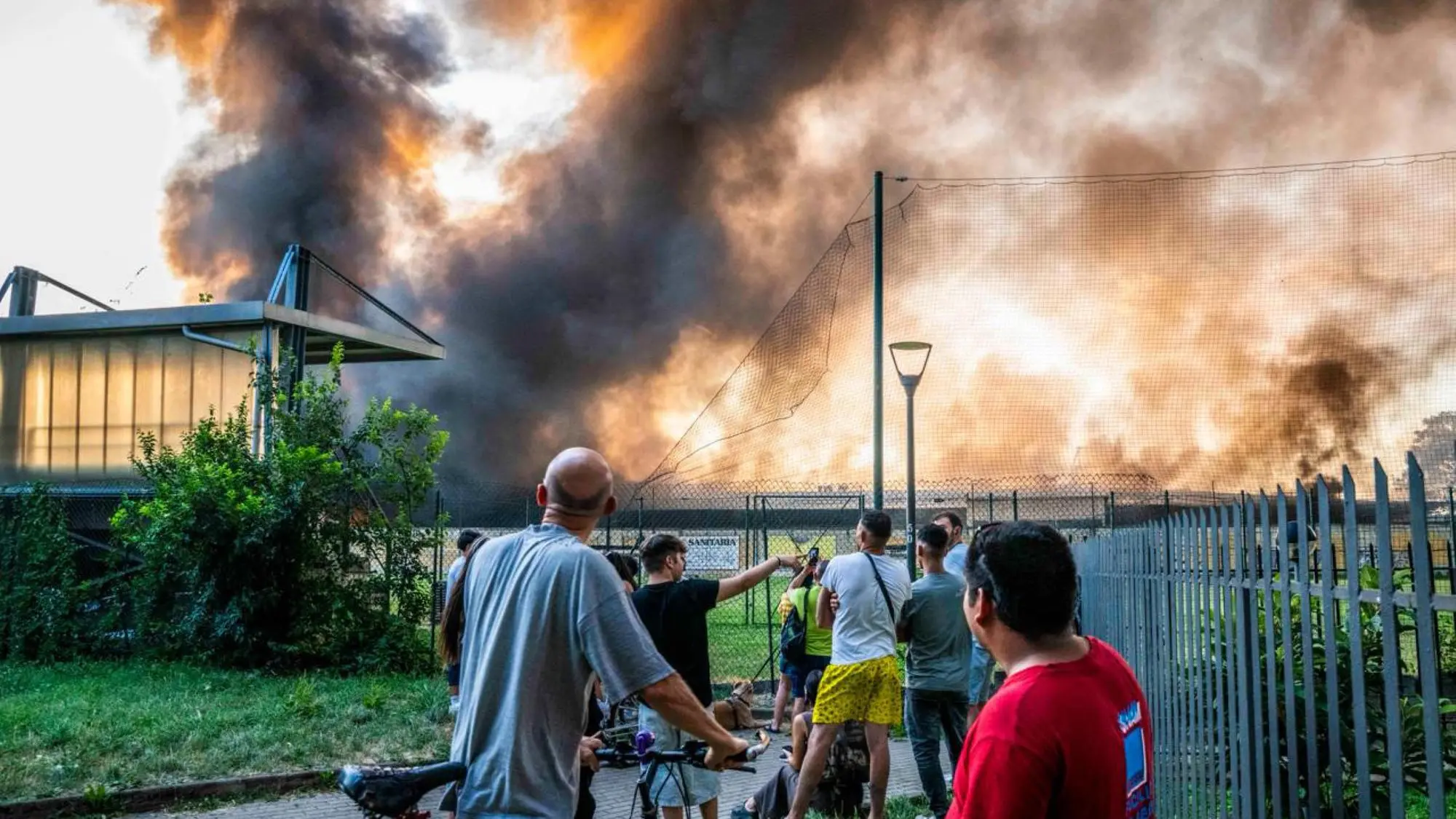 Maxi rogo a Milano, la Dda indaga per incendio doloso