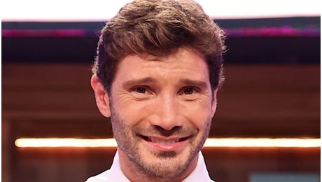 Affari Tuoi chiude con i brividi: De Martino in lacrime per la dedica speciale:Hai vegliato su di me"