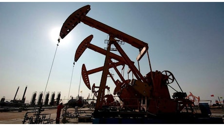 Petrolio, il Brent supera i 100 dollari. Borse, Milano perde quasi il 3%. L'effetto degli attacchi degli Houthi contro le petroliere saudite nel Mar Rosso