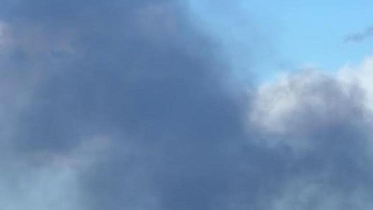 Vivaio in fiamme a Roma: l'enorme nube nera visibile a chilometri di distanza