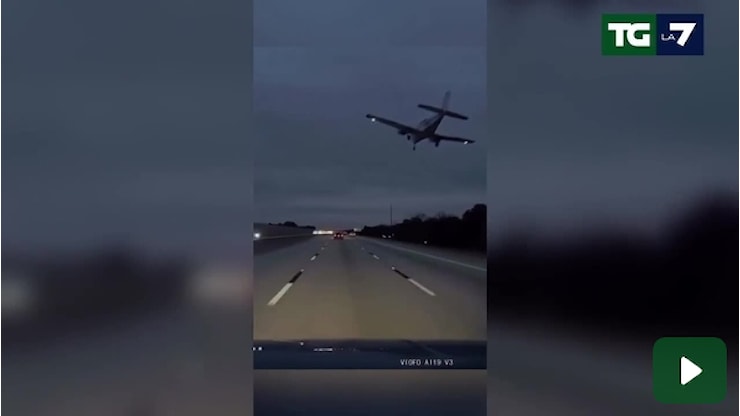 Aereo tenta l’atterraggio d’emergenza e centra un’auto in Florida. Il video - TGLA7