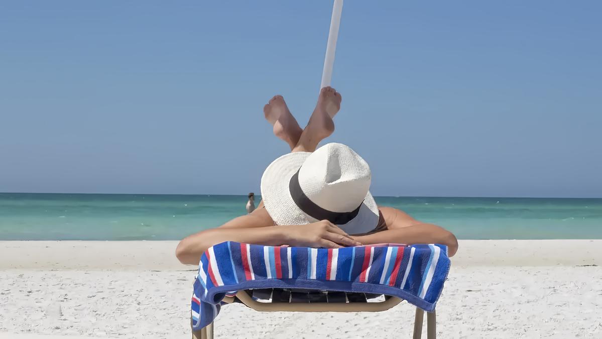 Esporsi al sole senza rischi, tutti gli errori da evitare. I consigli dell’esperto