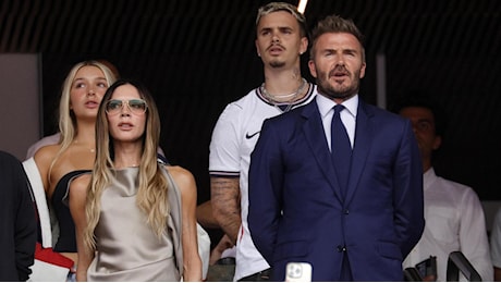 Victoria Beckham e l’impassibilità virale ai Mondiali, il marito David la difende: “Dentro stava festeggiando”